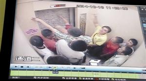 被困人員輪流砸墻進(jìn)行自救。