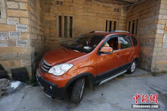 福建晉江現(xiàn)“停車之神”現(xiàn)場(chǎng)示范引驚嘆(圖)