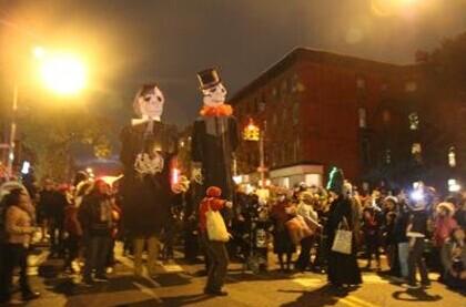 年底將近，派對集中，如何讓子女免受不良人士的侵犯，家長需要警惕并提醒子女注意。（美國《世界日報》/黃伊奕 攝）