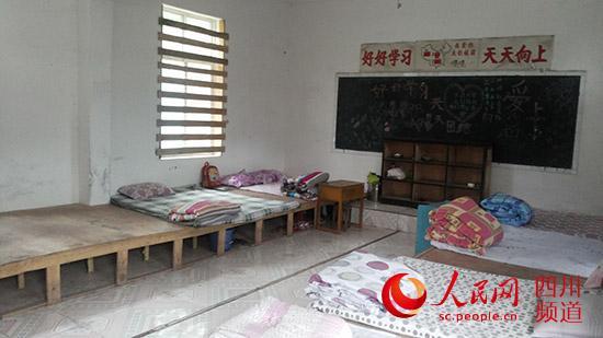 四川一小學(xué)條件差沒(méi)宿舍 寄宿學(xué)生只能睡教室