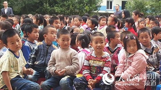 四川一小學(xué)條件差沒(méi)宿舍 寄宿學(xué)生只能睡教室