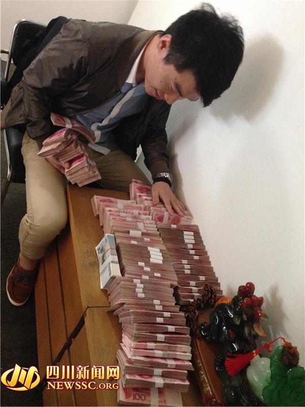 警方在犯罪嫌疑人手機(jī)中發(fā)現(xiàn)的照片，犯罪嫌疑人正在數(shù)騙來的贓款（警方提供）。