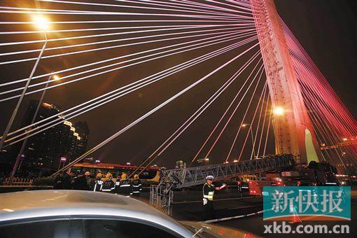 昨日深夜，橋上東側(cè)空出兩條車道用來(lái)救援。