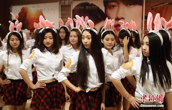 11月11日晚，一百位統(tǒng)一打扮的“兔女郎”現(xiàn)身南京新街口，逛街看電影玩快閃，走到哪里都被圍觀。