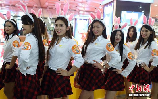 11月11日晚，一百位統(tǒng)一打扮的“兔女郎”現(xiàn)身南京新街口，逛街看電影玩快閃，走到哪里都被圍觀。