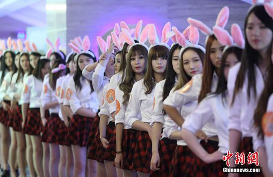 11月11日晚，一百位統(tǒng)一打扮的“兔女郎”現(xiàn)身南京新街口，逛街看電影玩快閃，走到哪里都被圍觀。