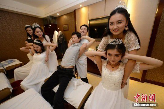 湖南十大?；w到足浴店學(xué)理療按摩(圖)