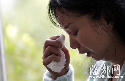 小梅的媽媽看到女兒發(fā)來的信息，就忍不住落淚