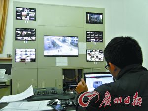 監(jiān)控室就可以看到男生宿舍樓的情況。