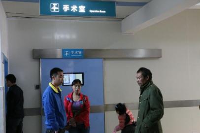 宇宇的父母和爺爺一直守候在手術(shù)室外。