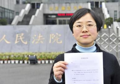 12月3日，起訴代理人出示公訴書。