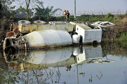 12月23日，側(cè)翻在荷塘的罐車。