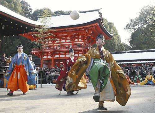 京都市左京區(qū)的下鴨神社舉行新年例行活動(dòng)“蹴鞠”。