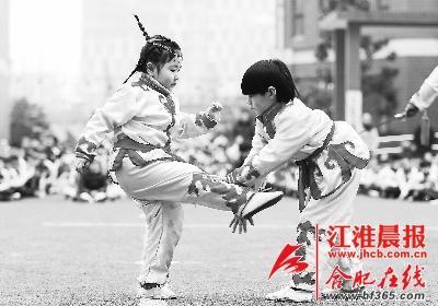 兩名小朋友在進(jìn)行武術(shù)對(duì)打表演。