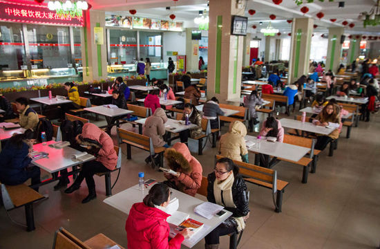 圖為在食堂內(nèi)復習的學生。