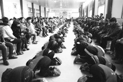 學(xué)生們?cè)诶蠋煹闹笇?dǎo)下，一起給父母下跪謝恩。微博截圖
