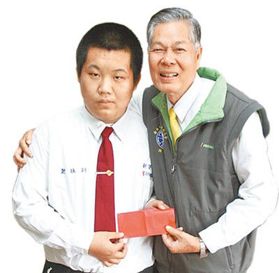 校長稱贊鄭詠釧（左）處變不驚，頒發(fā)2000元臺(tái)幣紅包“壓驚”，并記一大功。