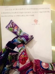 為表謝意，他特意買來20根棒棒糖送給民警。