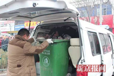 亳州路邊垃圾桶內(nèi)驚現(xiàn)碎尸。網(wǎng)友供圖