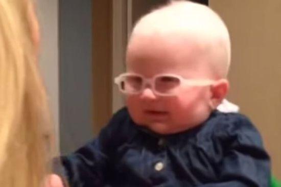 英國(guó)白化病兒童透過(guò)特制鏡片首次見(jiàn)親媽。