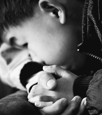 10歲小兒子緊緊握著哥哥的手。資料圖片