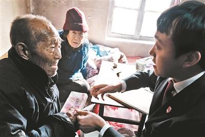 法官送去贍養(yǎng)費(fèi)。