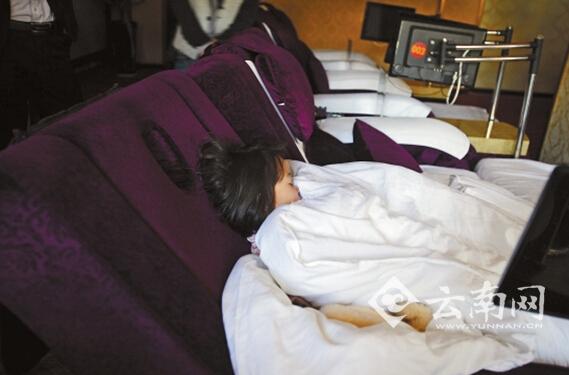 夜里，孩子就睡在沙發(fā)躺椅上。