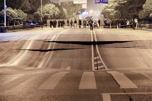 地面繼續(xù)下沉，路面斷裂