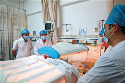 受傷醫(yī)生覃某正在進(jìn)行治療。昨日上午，醫(yī)生覃某在醫(yī)院乘電梯期間，被一名患者潑汽油并點(diǎn)燃，致重度燒傷。圖/CFP