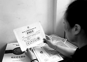 思念小寶的時(shí)候，李女士就一遍遍整理孩子留在家里的物品。