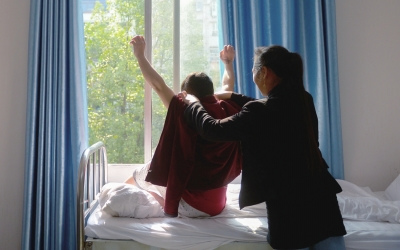 出院前，窗外透進(jìn)一道陽(yáng)光，打在他的身上。