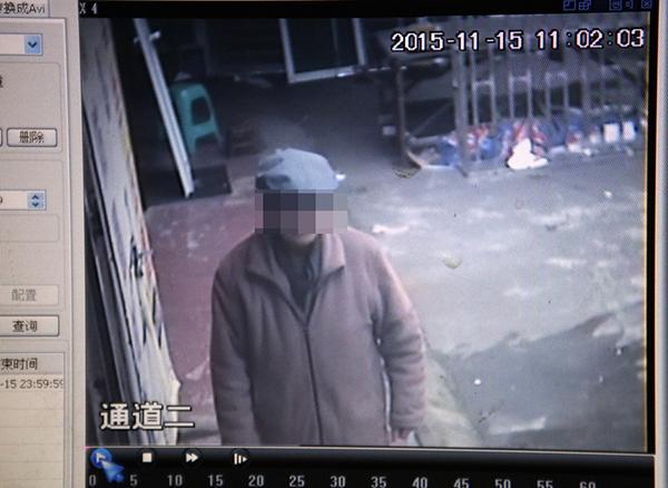 2015年11月17日，鄰居家的監(jiān)控在事發(fā)當(dāng)天拍到老人生前遺像。澎湃新聞?dòng)浾?雍凱 圖