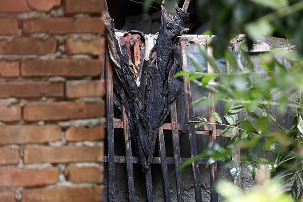 被燒焦的窗沿。澎湃新聞?dòng)浾?雍凱 圖