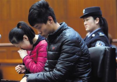 昨日，因殺死自己的親生兒子，被告人王某受審，其男友喬某則因涉嫌幫助毀滅證據(jù)罪受審。