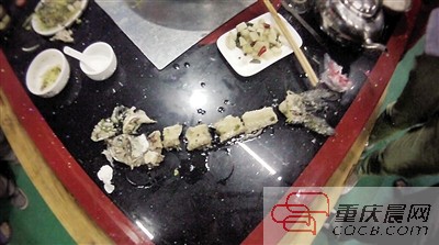 拼出魚骨，推斷魚沒有3斤8兩。 本報記者 平索茜 攝