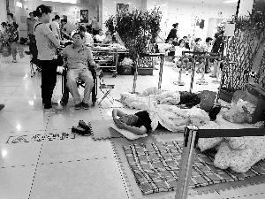 協(xié)和醫(yī)院門外商販出租的床，12小時500元。