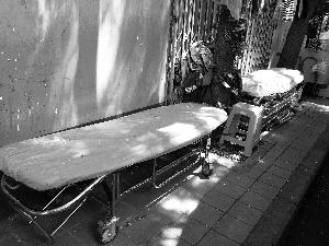 天壇醫(yī)院外商販出租的床，一天350元。汪慧賢/攝