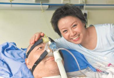 一年多來，楊曉華陪伴著臥病在床的男友，一日三餐悉心照料，毫無怨言。