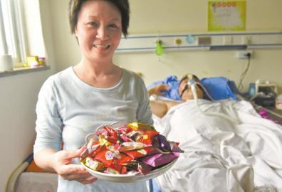 下周三兩人有望拿到結(jié)婚證，21日，喜氣洋洋的楊曉華已經(jīng)準(zhǔn)備好了喜糖。