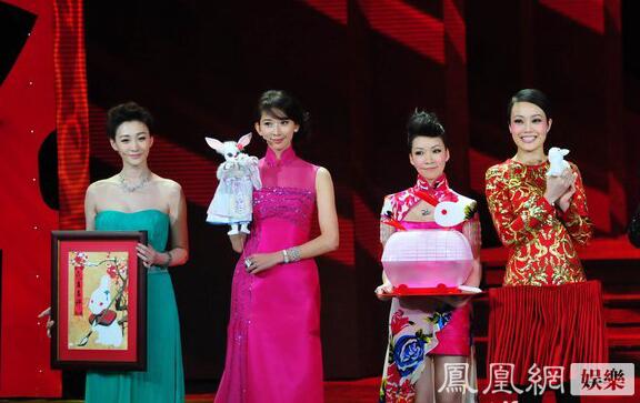 一直覺得長得奇怪的景甜，跟劉天仙的合影，竟然還不錯(cuò)。