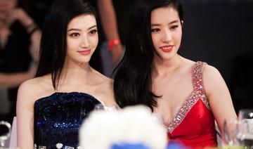 除了白，在合影中還有另外一個(gè)制勝法寶，就是——高。