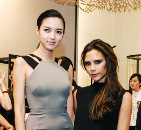 你說那是因?yàn)樨惿┨?？那我們換個(gè)人看看？