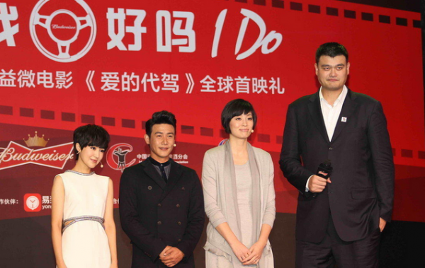 易建聯(lián)與姚明的合影本來好好的，丁俊暉一出現(xiàn)，立馬變“深V”，心疼小暉一秒