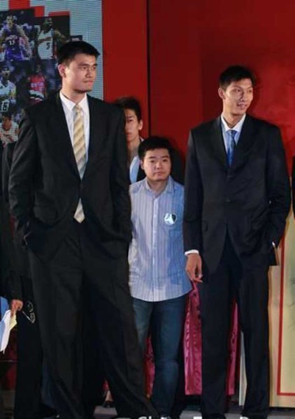 鄧超夫婦以及于嘉、林書豪，放在人群里都是不錯(cuò)的身高，顯然，他們選錯(cuò)了參照物。