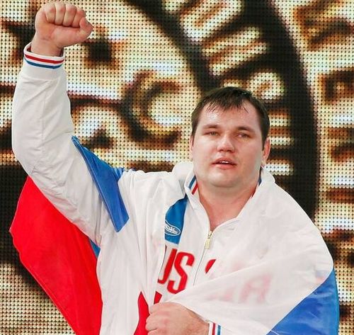 圖為2015年11月28日，阿列克謝·洛夫切夫在2015舉重世錦賽男子105公斤級頒獎儀式上慶祝。