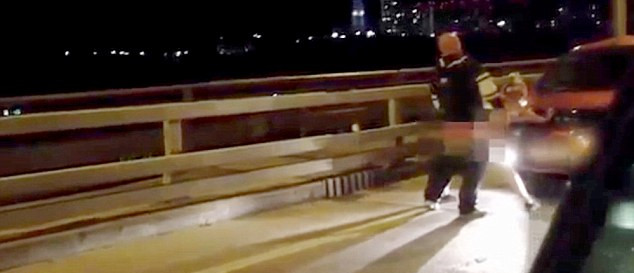 當(dāng)過往司機發(fā)現(xiàn)這對夫婦在立交橋上的奧迪汽車引擎蓋上“嘿咻”時，許多人靠邊停車觀看。（視頻截圖）