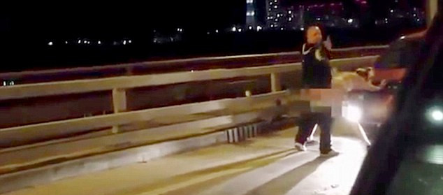 許多人拍攝到這對夫婦在引擎罩上“表達愛意”的方式，而男子甚至轉(zhuǎn)過頭來看鏡頭。（視頻截圖）