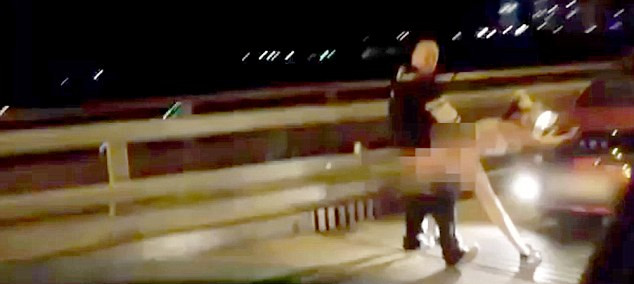 盡管許多人圍觀，但這對夫婦似乎對于露天表演毫不在意。（視頻截圖）