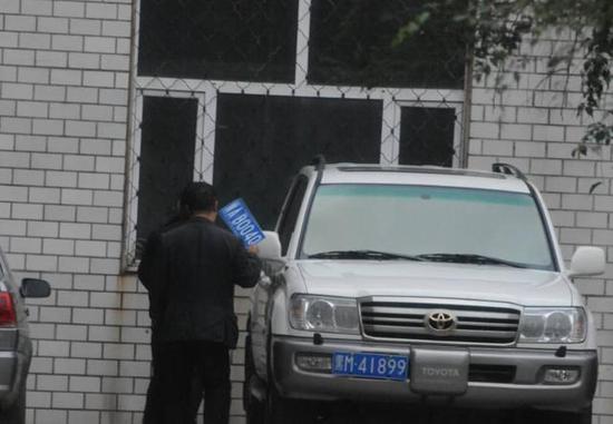 程父與程的“司機”在居住小區(qū)內(nèi)將黑AB0040車牌更換為黑M41899車牌，倆車牌號均為空號