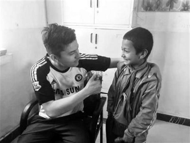 男孩為買足球4個月攢39元 眾人被感動捐款捐物 男孩為買足球4個月攢39元 眾人被感動捐款捐物